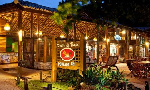 Die stimmungsvolle Pousada Casa de Praia erstrahlt bei Nacht und lädt mit sanften Lichtern und romantischem Ambiente zum Verweilen ein.