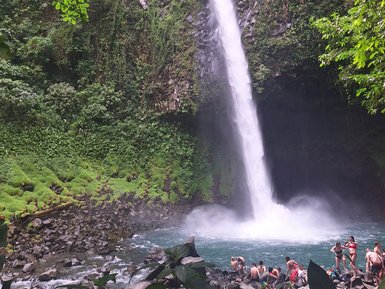 Besucher baden im erfrischenden Wasserfall von La Fortuna – Costa Rica mit Kindern