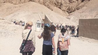 Mädchen vor dem Tal der Könige - Familienreise nach Ägypten