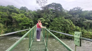 Hängebrücke im Regenwald bei Puerto Viejo de Sarapiqui – Costa Rica Reise mit Kindern