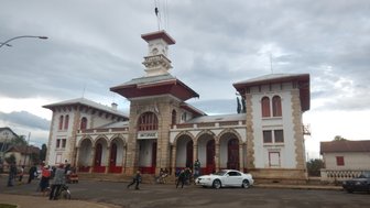 Das historische Gebäude in Antsirabe zeigt eine beeindruckende Architektur mit roten Fenstern und einem markanten Turm.