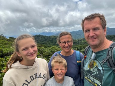  Glückliche Familie beim Selfie im Monteverde-Nebelwald – Costa Rica Reise mit Kindern
