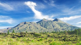 Majestätischer Vulkan Mount Batur vor klarem Himmel – Bali mit Kindern