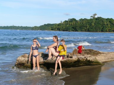 Eltern und Kinder plantschen gemeinsam im Meer – Costa Rica Reise mit Kindern