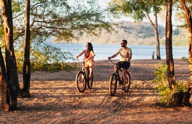 Familie macht Fahrradtour entlang des Strands der Papagayo-Halbinsel in Guanacaste – Costa Rica Familienreise