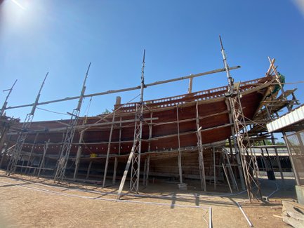 Aufbau eines traditionellen Boots in der Dhow-Werft in Sur im Oman – Oman mit Kindern