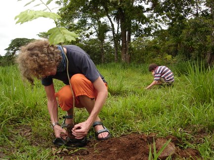 Vater und Kind beim Baum Pflanzen in Costa Rica – Costa Rica Reise mit Kindern