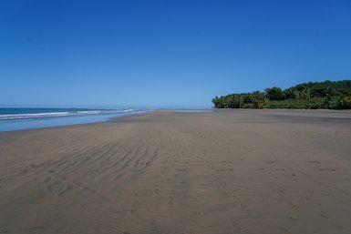 Weitläufiger Sandstrand bei Uvita – Costa Rica Familienreise