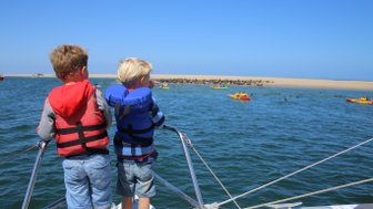 Zwei Kinder stehen auf einem Segelboot - Namibia mit Jugendlichen