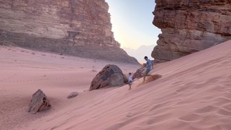 laufen in der Wadi Rum Wüste - Jordanien mit Kindern