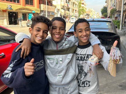 Kinder lachen und posieren für ein Erinnerungsfoto in Kairo – Ägypten Reise mit Kindern