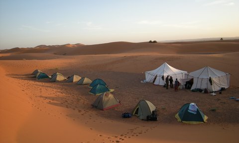 Zelten stehen auf dem Sandboden der marokkanischen Sahara – Familienreise nach Marokko