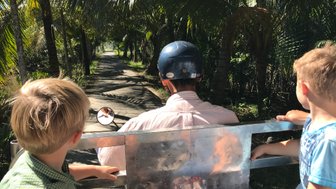 Kinder reisen mit einem lokalen Fahrer durch Ben Tre – Vietnam Familienreise