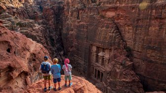 Kinder blicken auf Schatzhaus Petra - Jordanien Urlaub mit Kindern