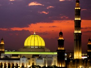 Die Große Sultan-Qabus-Moschee in Muscat beleuchtet bei Nacht – Oman mit Kindern