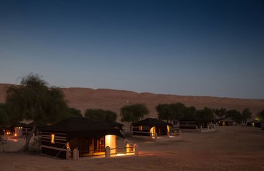Authentische Beduinenzelte im Thousand Nights Camp in der Wüste bei Nacht – Oman mit Kindern