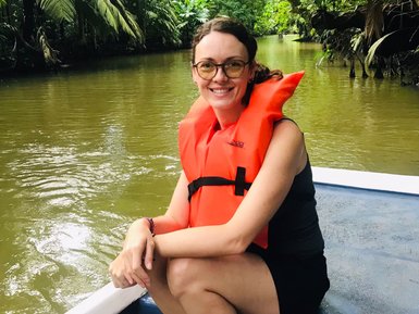 Frau genießt eine Bootstour bei der Mawamba Lodge im Tortuguero Nationalpark – Costa Rica Reise mit Kindern