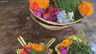 Farbenfrohe Blumen dekorieren einen Tisch – Bali Familienreise