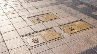 Bronzene Handabdrücke sind in den Gehweg eingelassen, um die Erinnerungen an berühmte Persönlichkeiten zu ehren.