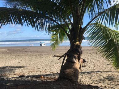 Sandstrand und Wellen an der Playa Esterillo – Costa Rica Reise mit Kindern
