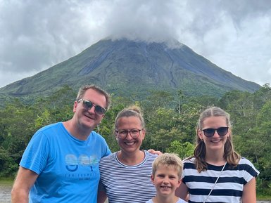 Familie lächelt vor dem Vulkan Arenal – Costa Rica Familienreise