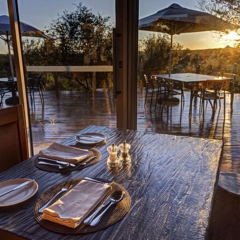 Restaurant Naankuse Lodge am Abend - Namibia mit Jugendlichen