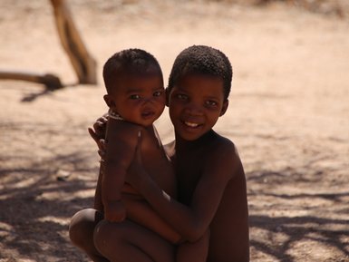 Zwei Kinder umarmen sich - Namibia Familienurlaub