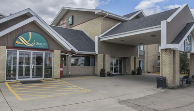 Der Eingangsbereich des Quality Inn in West Edmonton zeigt eine moderne Architektur mit einem einladenden Eingangsbereich.
