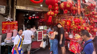 Lampions und bunte Lichterketten in den Straßen von Chinatown – Thailand Familienreise