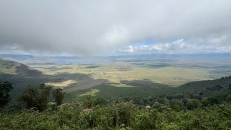 Weitläufige Panoramaansicht des Ngorongoro-Kraters – Tansania Familienreise