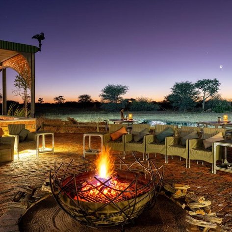 Lagerfeuer Okonjima Plains Camp am Abend - Namibia mit Kindern