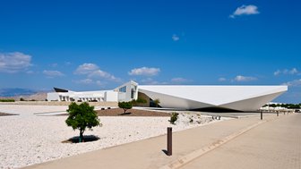 Außenansicht des Museums Oman Across Ages in Manah – Oman Reise mit Kindern