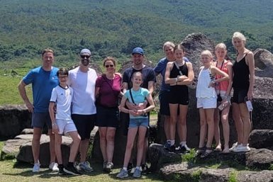 Jugendliche posieren lachend vor dem Vulkan Arenal – Costa Rica Reise mit Kindern