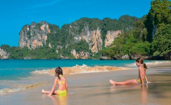 Mädchen spielen am Ufer eines tropischen Strandes – Thailand Familienreise