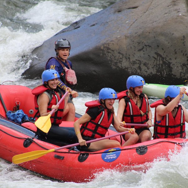 Gruppe erlebt spannendes Rafting-Abenteuer gemeinsam – Costa Rica Familienreise