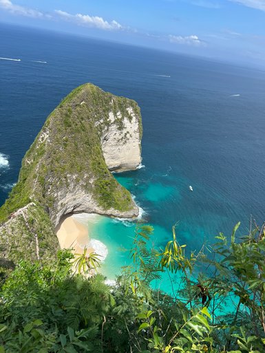 Beeindruckender Kelingking Beach auf der Insel Nusa Penida – Bali Reise mit Kindern