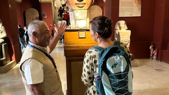 Reiseleiter erzählt über Hatschepsut im Alten Ägyptischen Museum in Kairo - Ägypten Reise mit Kindern