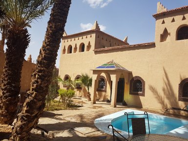 Außenpool und Liegebereich im La Rose du Sable in Agdz – Marokko Reise mit Kindern