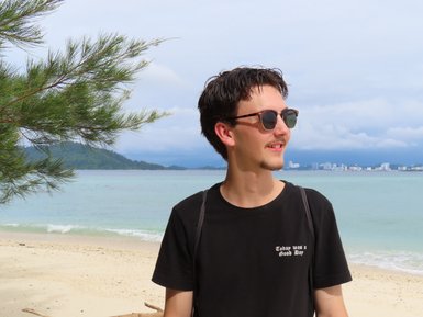 Teen entspannt am Strand des Nexus Resorts – Malaysia & Borneo mit Kindern