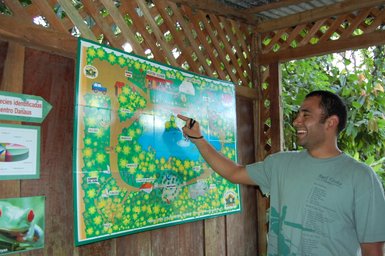 Naturführer erklärt Flora und Fauna im EcoCentro Danaus in Alajuela – Costa Rica Reise mit Kindern