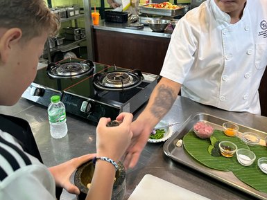 Kind lernt traditionelle thailändische Gerichte zuzubereiten – Thailand Reise mit Kindern