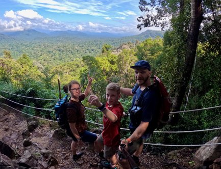Familie nimmt Selfie vor der üppigen Dschungellandschaft im Taman Negara Nationalpark – Malaysia & Borneo Familienreise