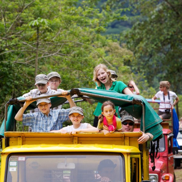 Kinder beobachten Tiere während einer Jeep-Safari – Costa Rica Familienreise
