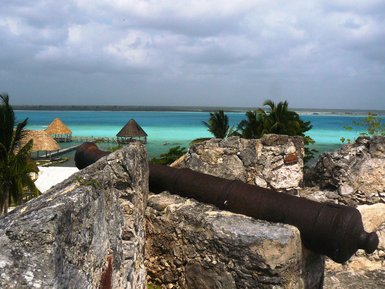 Festung San Felipe in Bacalar mit Ausblick auf die türkisfarbene Lagune – Mexiko Reise mit Kindern