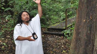 Ein Lacandona-Indianer zeigt Pflanzen im dichten Regenwald der Selva Lacandona – Mexiko mit Kindern