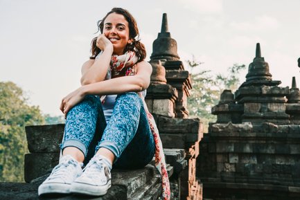 Teenagerin erkundet einen traditionellen Tempel auf Bali – Bali Familienreise