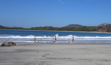Kinder spielen Fußball am Strand des Nammbu Beach – Costa Rica Familienreise