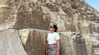 Mädchen erkundet die Steinblöcke der Pyramide von Gizeh in Kairo – Ägypten Reise mit Kindern