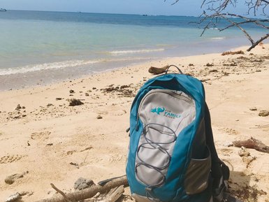 FFR Rucksack liegt im Schatten am weißen Sandstrand von Cahuita – Costa Rica Familienreise