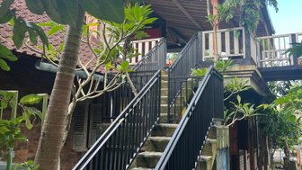 Treppe auf dem Gelände von Yayasan Widya Guna – Bali Reise mit Kindern